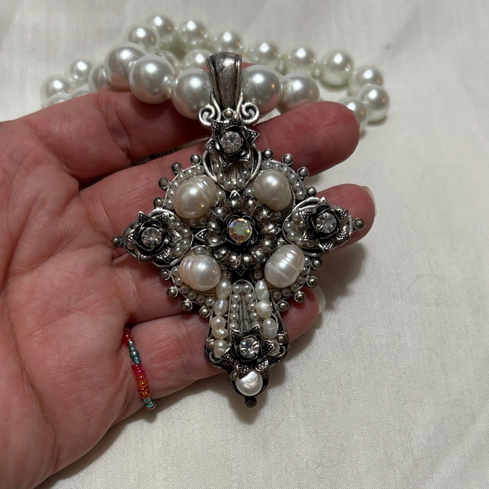 Elegant Pearl and Silver Pendant Necklace